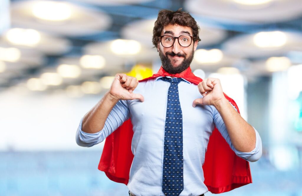 Uomo vestito da supereroe