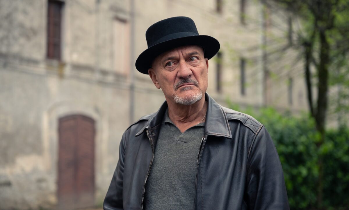 Claudio Bisio in una scena della serie Uno sbirro in Appennino