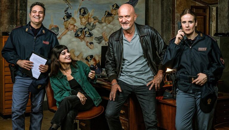 Claudio Bisio col cast di Uno sbirro in Appennino