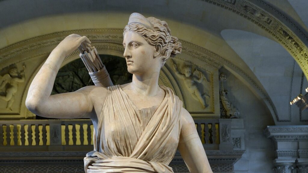 Da Apollo ad Artemis: perché la missione della NASA porta il nome di una dea greca (speciale)? Statua di Artemide con un capriolo, conservata al Louvre