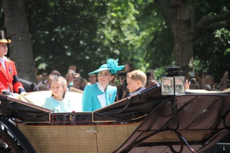 Il principe George senza smartphone a 13 anni: la scelta di William e Kate fa discutere Il principe George con la madre Kate e la sorella