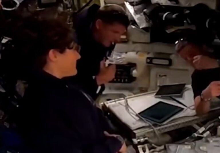 Il toccante momento in cui il cratere lunare viene nominato Carroll