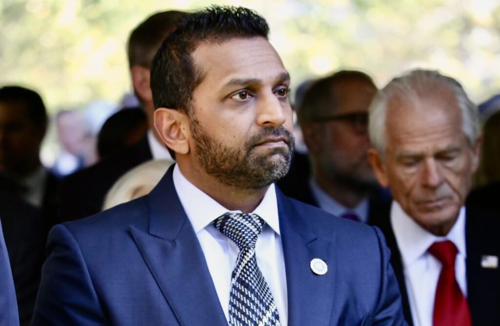 Il capo dell’FBI Kash Patel nel panico per un bug: “Mi hanno licenziato” (ma l’agenzia federale smentisce tutto) Kash Patel
