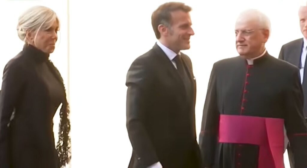 Macron blocca tutto a Roma per soccorrere un anziano: cosa è successo in Via del Corso Macron in Vaticano
