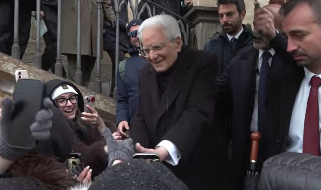 Mattarella a Praga, studenti italiani lo fermano sotto la neve e cantano l’inno: “Grazie presidente” Mattarella a Praga festeggiato dagli studenti