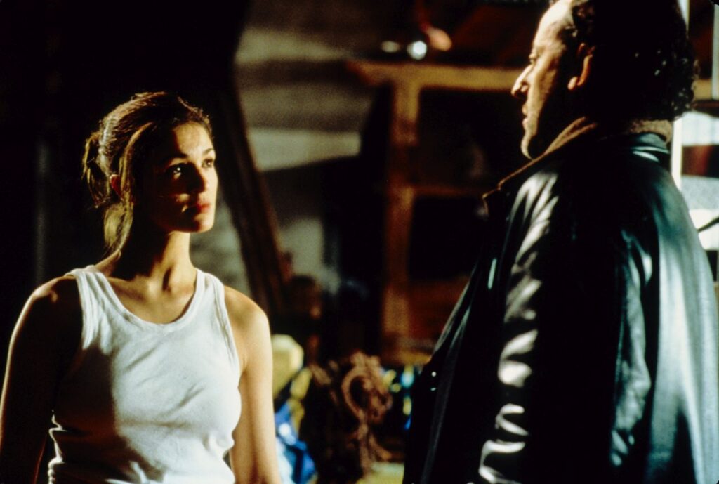 Nadia Farès in una scena di I fiumi di porpora