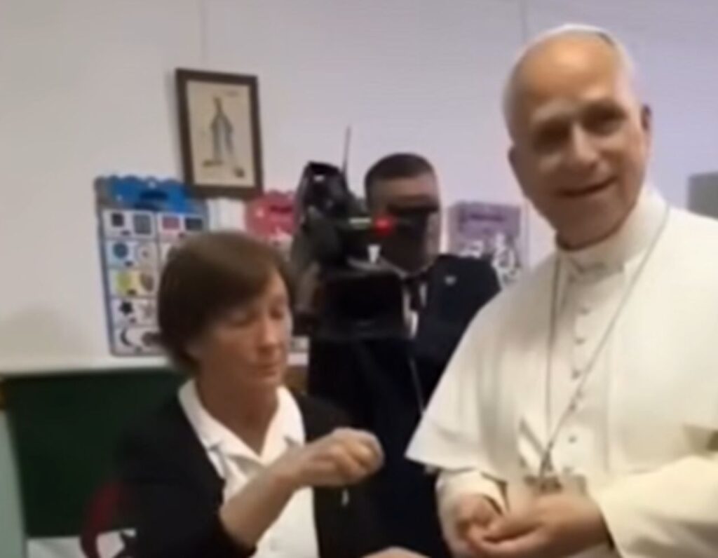 Papa Leone con la collana da regalare alla nipote