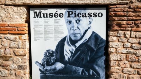 Pablo Picasso nacque quasi senza vita: la prima parola pronunciata racconta già chi sarebbe diventato Picasso sul manifesto del musep a lui dedicato