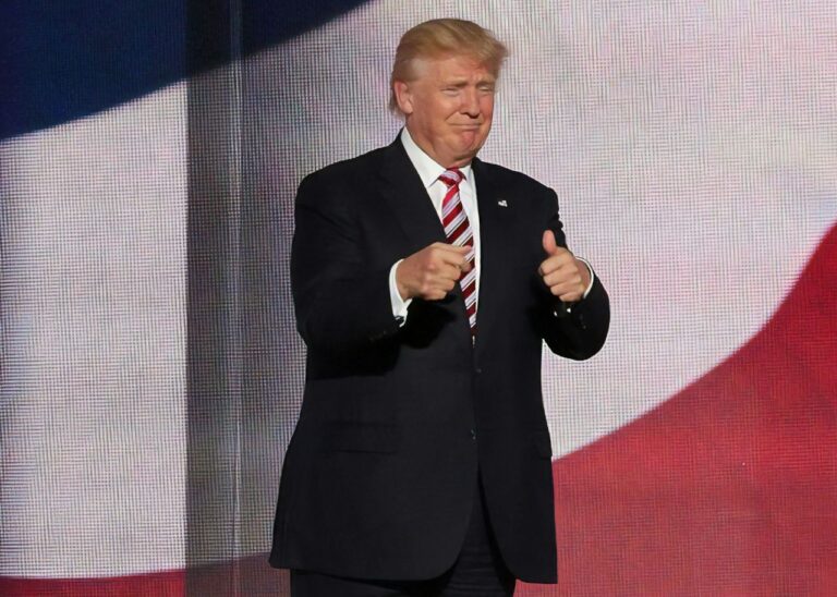 Trump che fa il segno dell'ok