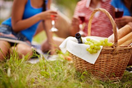 C’è un segreto nei picnic: perché mangiare all’aperto sembra tutto più buono? Un cestino da picnic