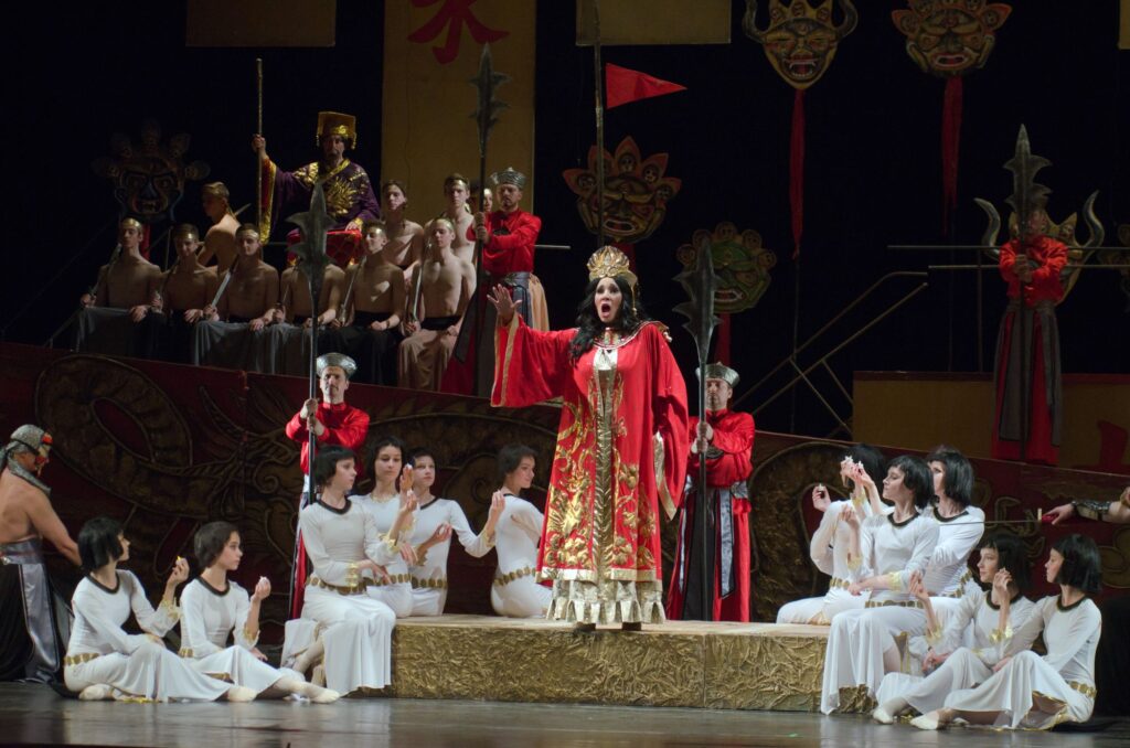 Quando Arturo Toscanini interruppe Turandot per Giacomo Puccini: “Qui il maestro è morto” Un momento della Turandot