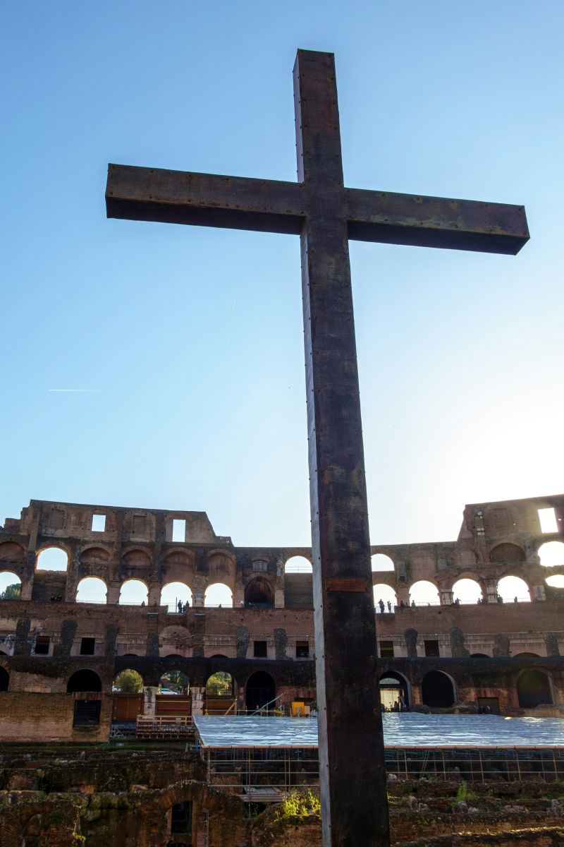 Una croce all'interno del Colosseo