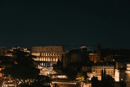 Uno scorcio del Colosseo di notte