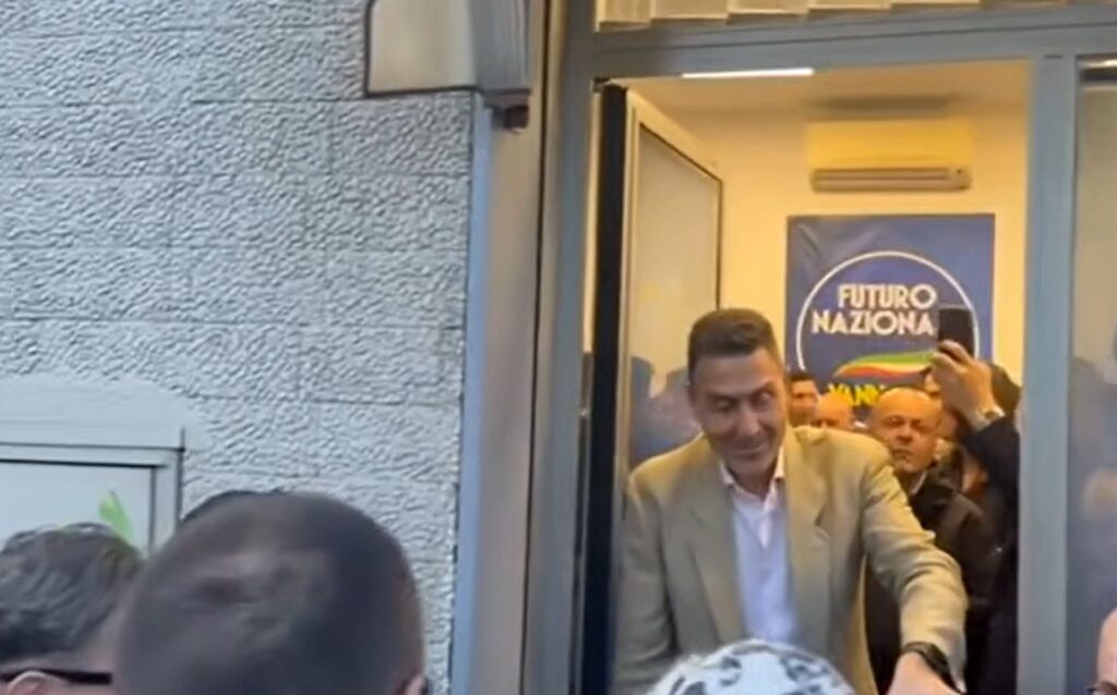Le “ronde” dei vannacciani alla stazione di Firenze imbarazzano tutti il centrodestra (VIDEO) Vannacci a Firenze