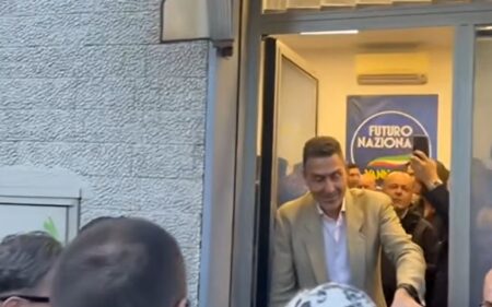 Le “ronde” dei vannacciani alla stazione di Firenze imbarazzano tutti il centrodestra (VIDEO) Vannacci a Firenze