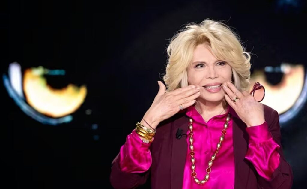 Amanda Lear prima ospite della nuova edizione di Belve parla degli amori affollati: da Dalì a Bowie ne ha per tutti amanda lear