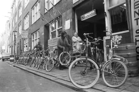 Gasolio, all’Italia restano scorte per un mese: l’Europa si prepara al razionamento come negli anni ’70 bici a noleggio anni 70