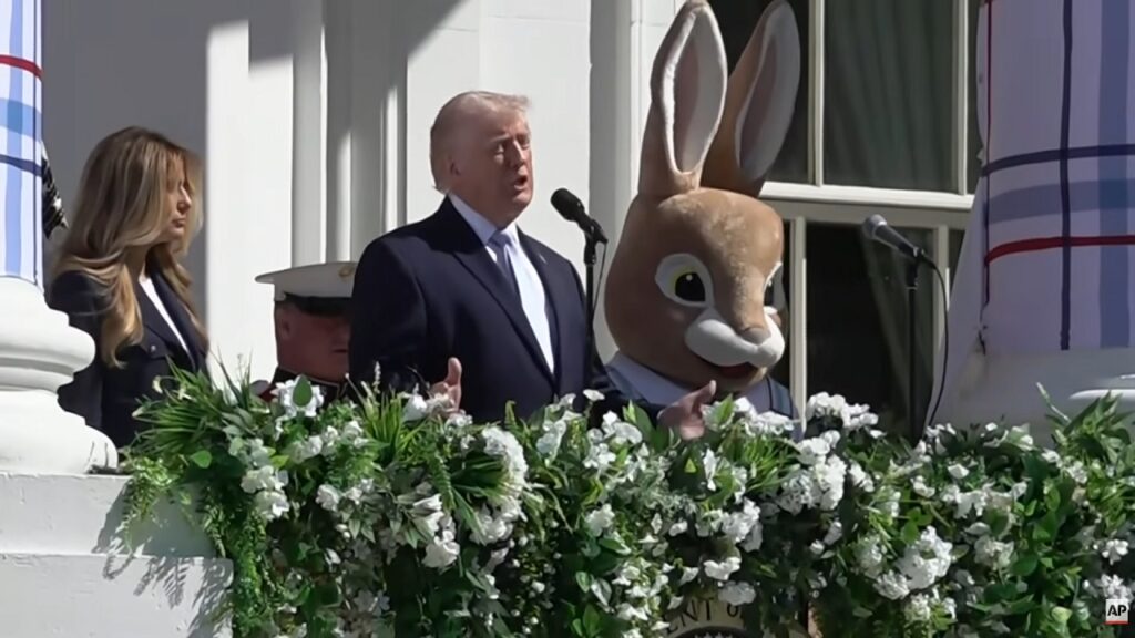 Trump ai bambini dell’Easter Egg Roll: “Rivendete i miei autografi su eBay per 25mila dollari” Melania e Donald Trump aprono l'Easter Egg Roll 2026 alla Casa Bianca