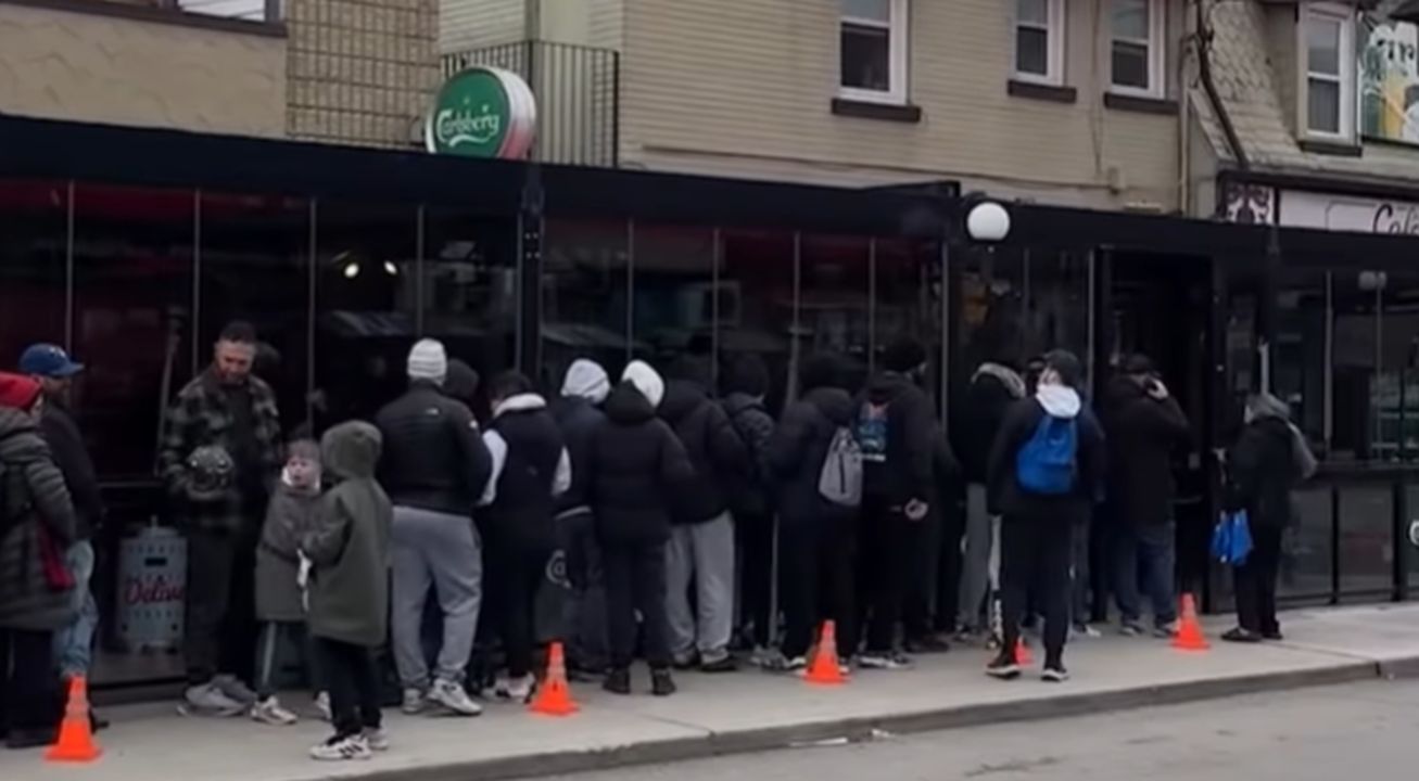 italiani in fila per il cambio maglia