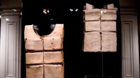 Dei giubbotti di salvataggio del Titanic esposti in un museo