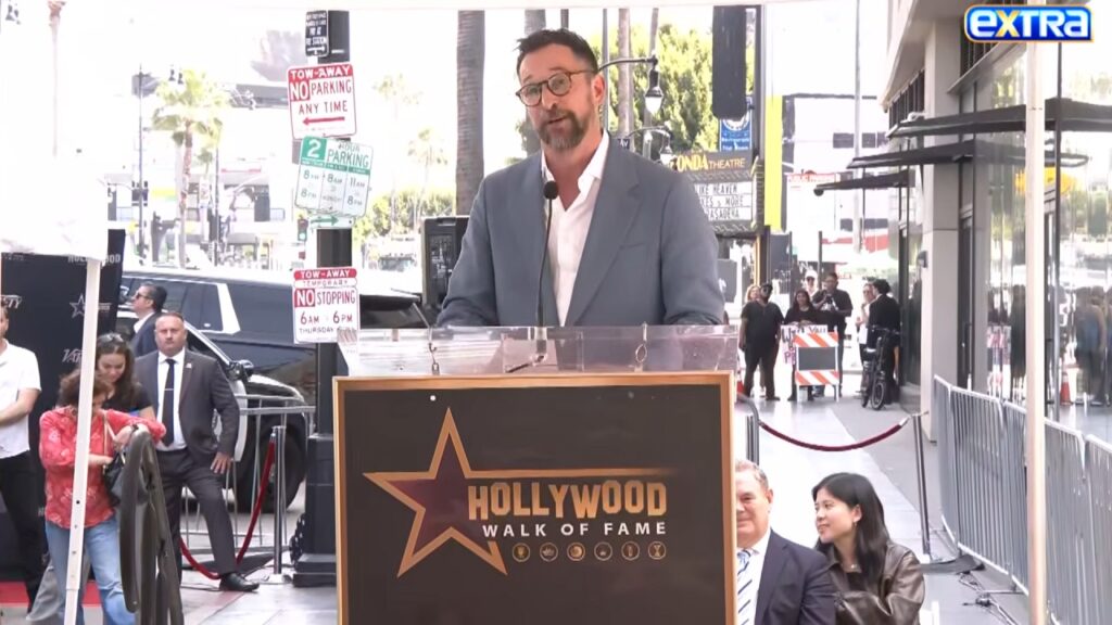 Noah Wyle, da ER a The Pitt: 30 anni dopo arriva la stella sulla Walk of Fame Noah Wyle durante il discorso di ringraziamento per la stella sulla Hollywood Hall of Fame