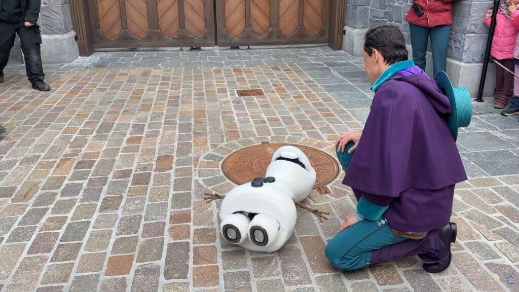 L'animatronic di Olaf caduto a terra