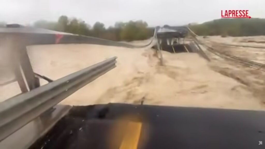 Il ponte crollato stamattina sul fiume Trigno