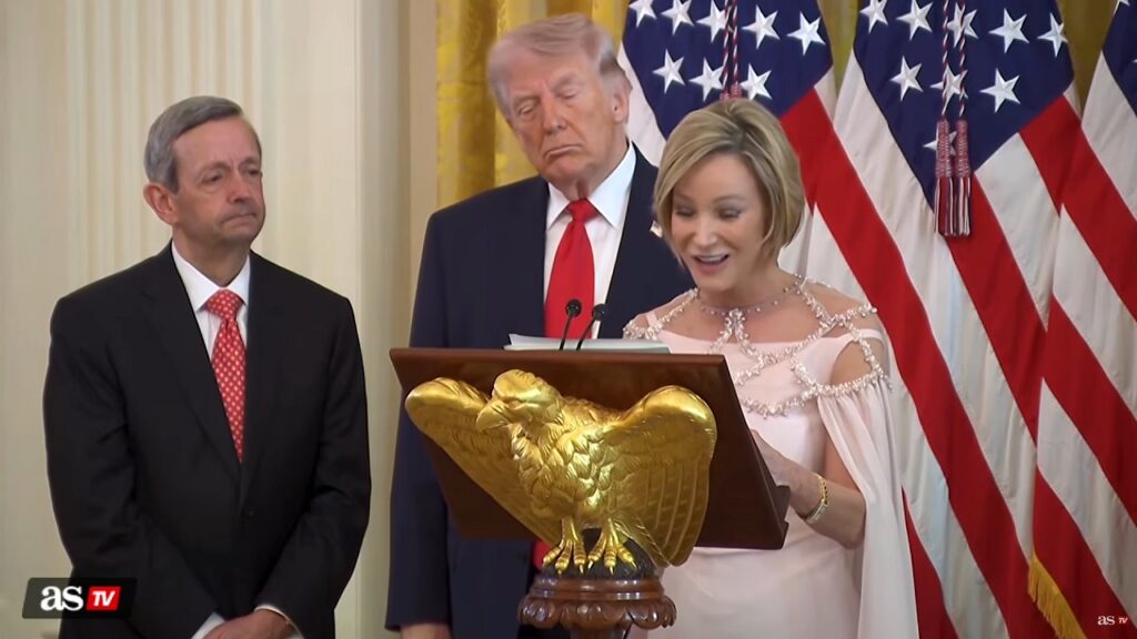 “Trump tradito e risorto come Gesù”, la pastora della Casa Bianca scatena una polemica pasquale (virale) Paula White-Cain con Donald Trump