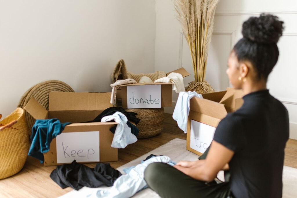una donna che fa decluttering in casa